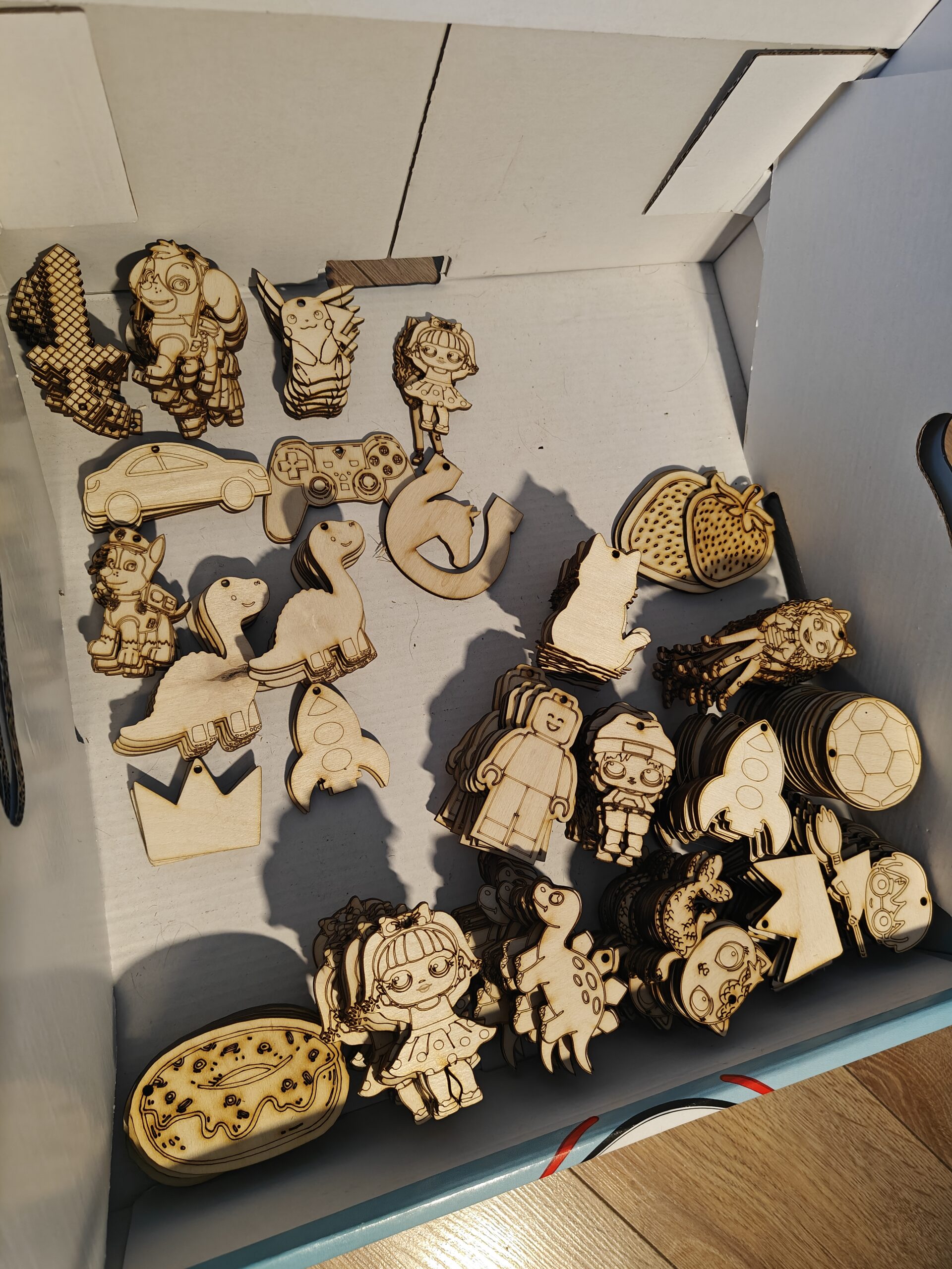 BOX NIESPODZIANKA BRELOK MIX - zestaw 50 szt.